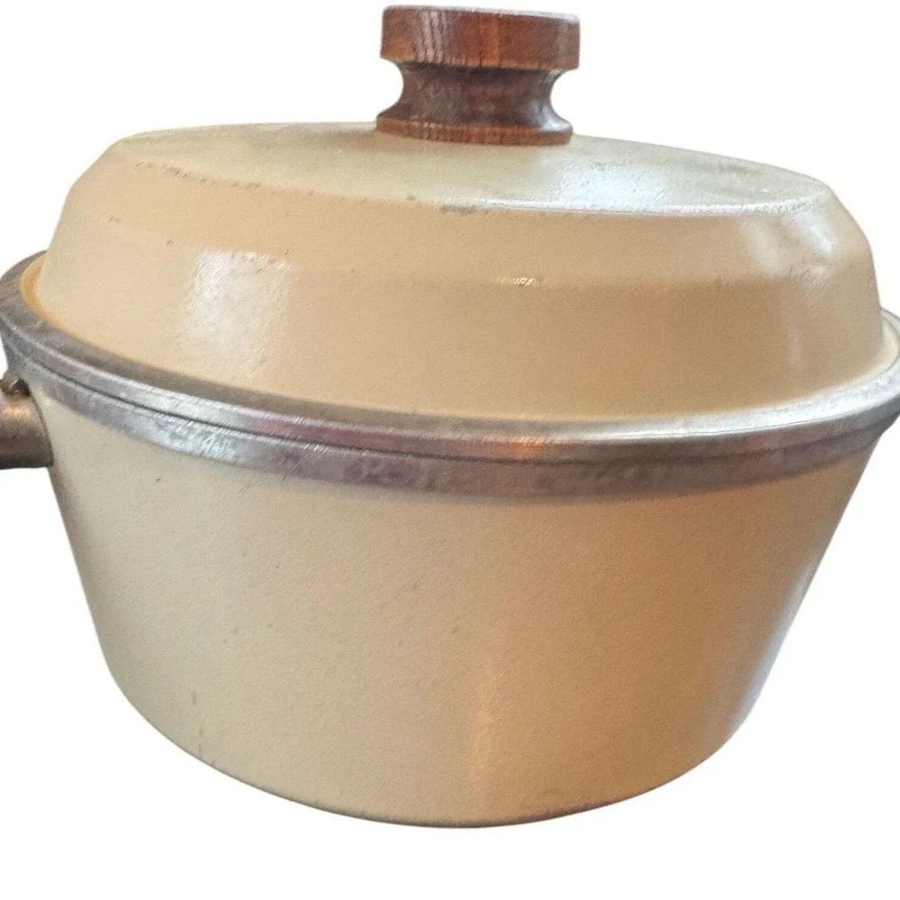 Vintage Club Aluminum Tan Enamel Saucepan with Lid and‎ Faux Wood Handle MCM